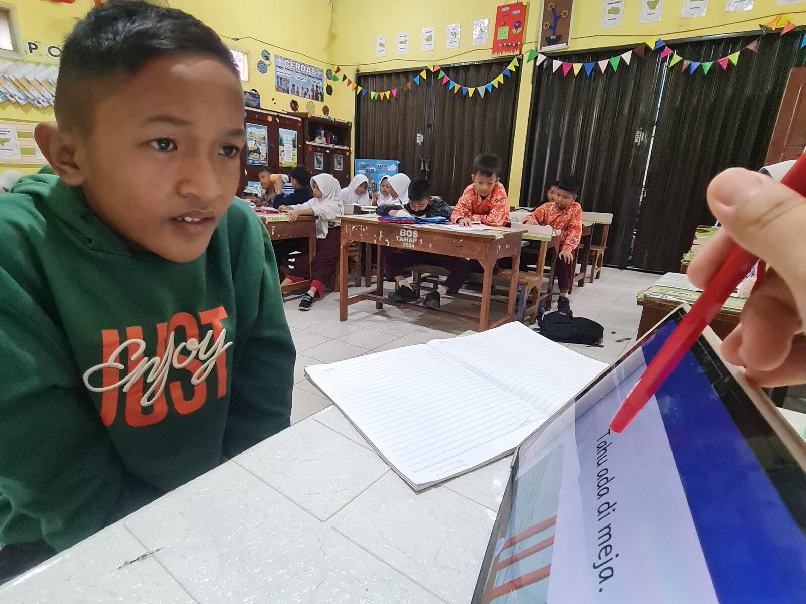 Siswa menyimak konten bacaan PiBo di kelas